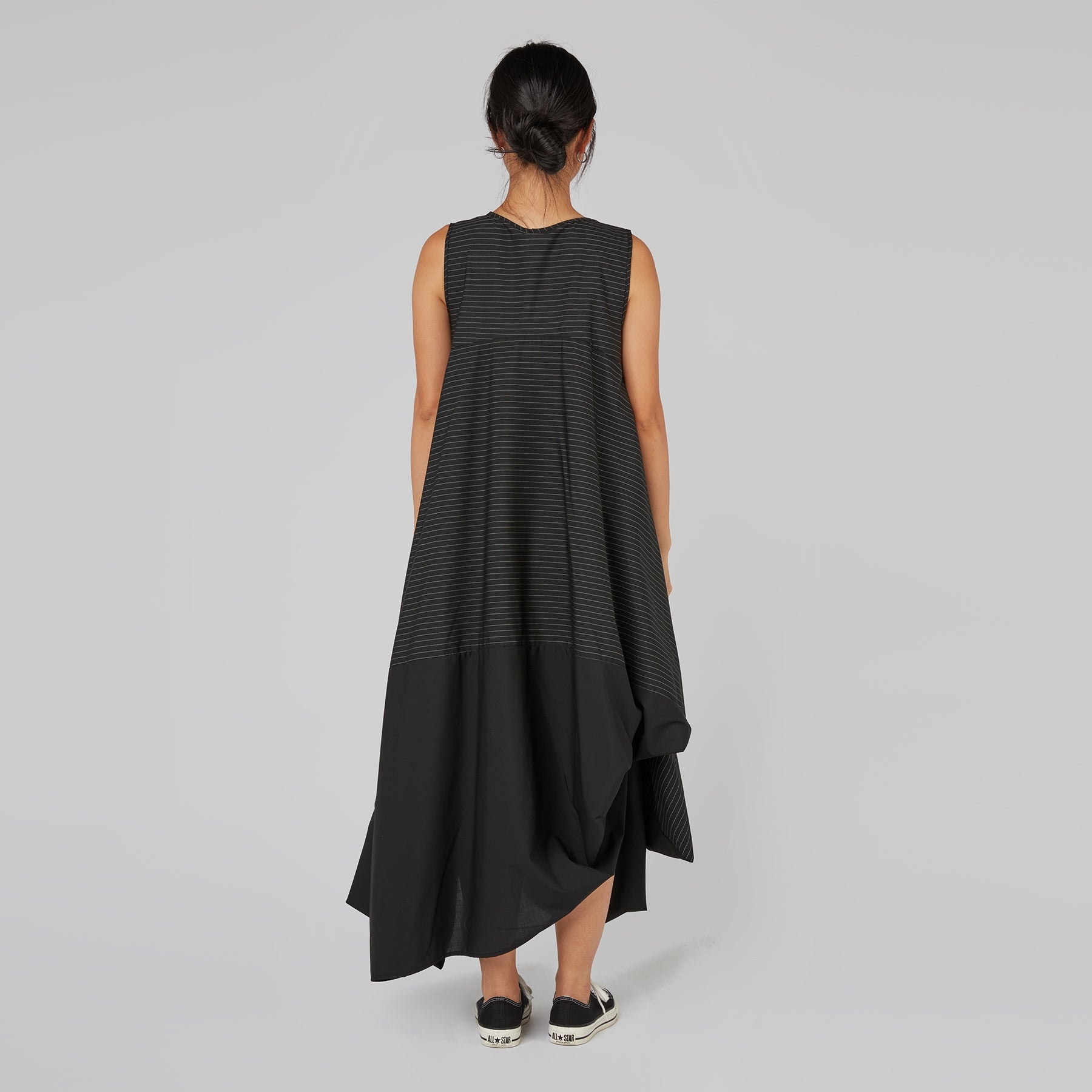 ROBE SANS MANCHES EN TISSU À RAYURES ÉLÉGANT