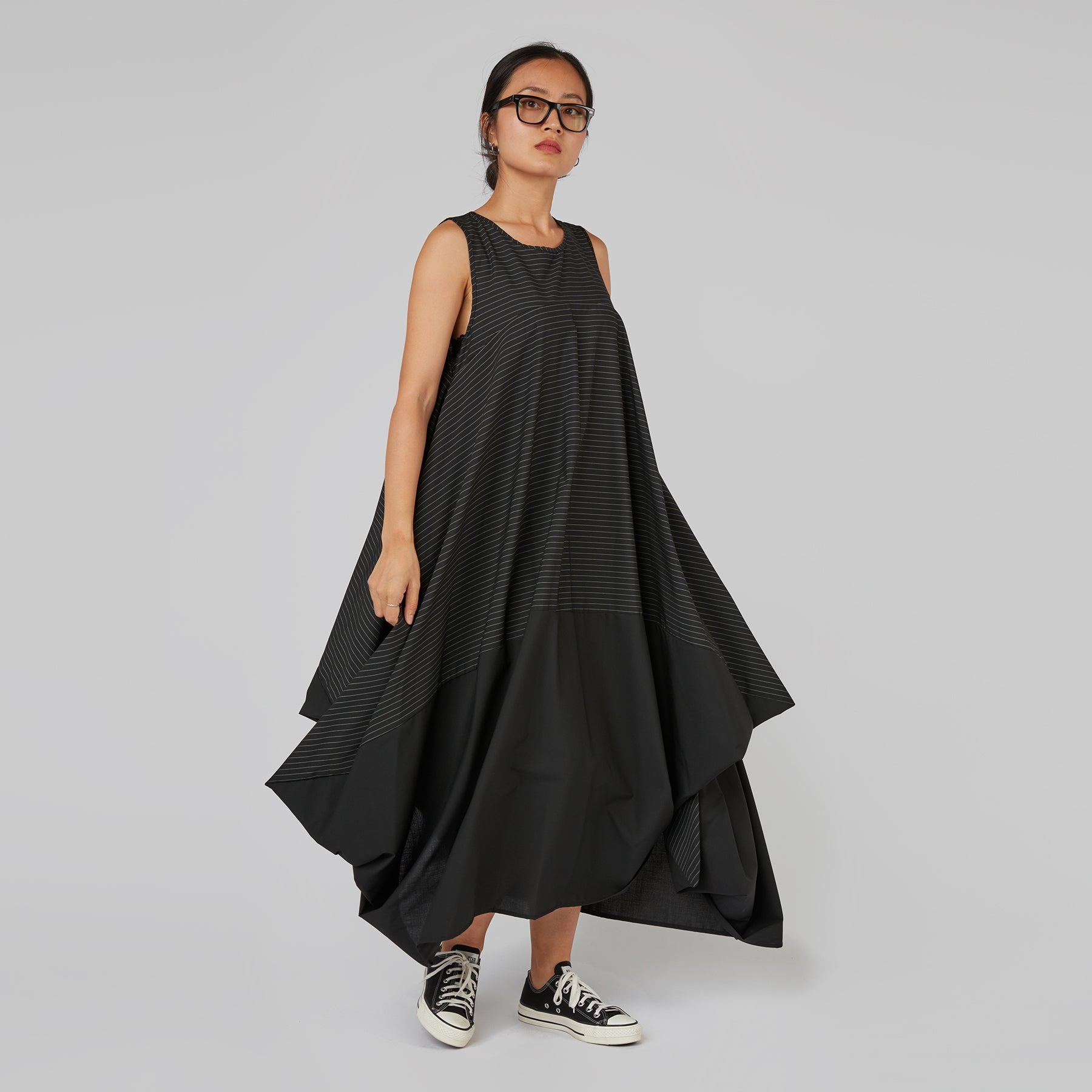 ROBE SANS MANCHES EN TISSU À RAYURES ÉLÉGANT