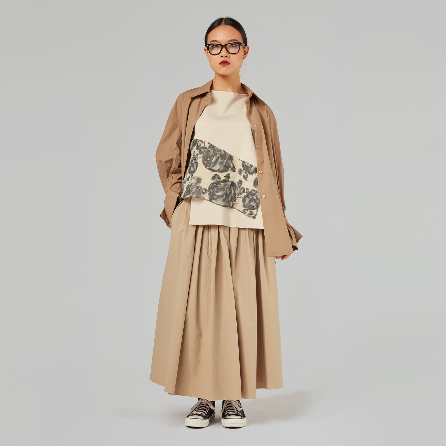 CAMICIA CON DETTAGLIO RIPIEGATO SUL POLSO