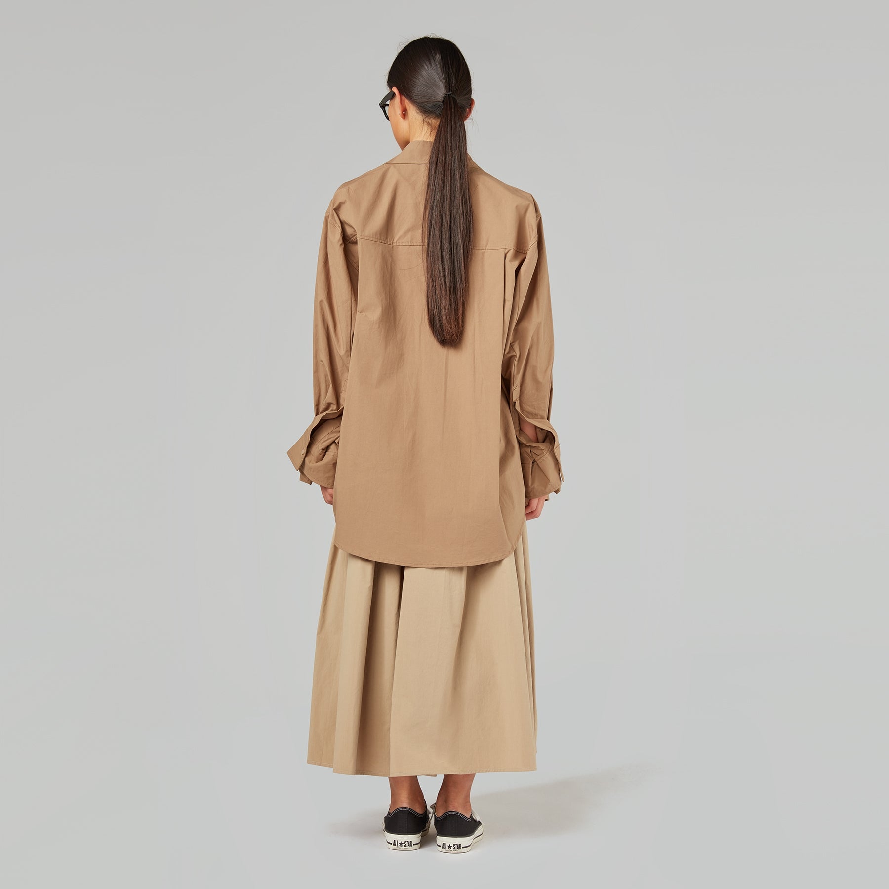 CAMICIA CON DETTAGLIO RIPIEGATO SUL POLSO