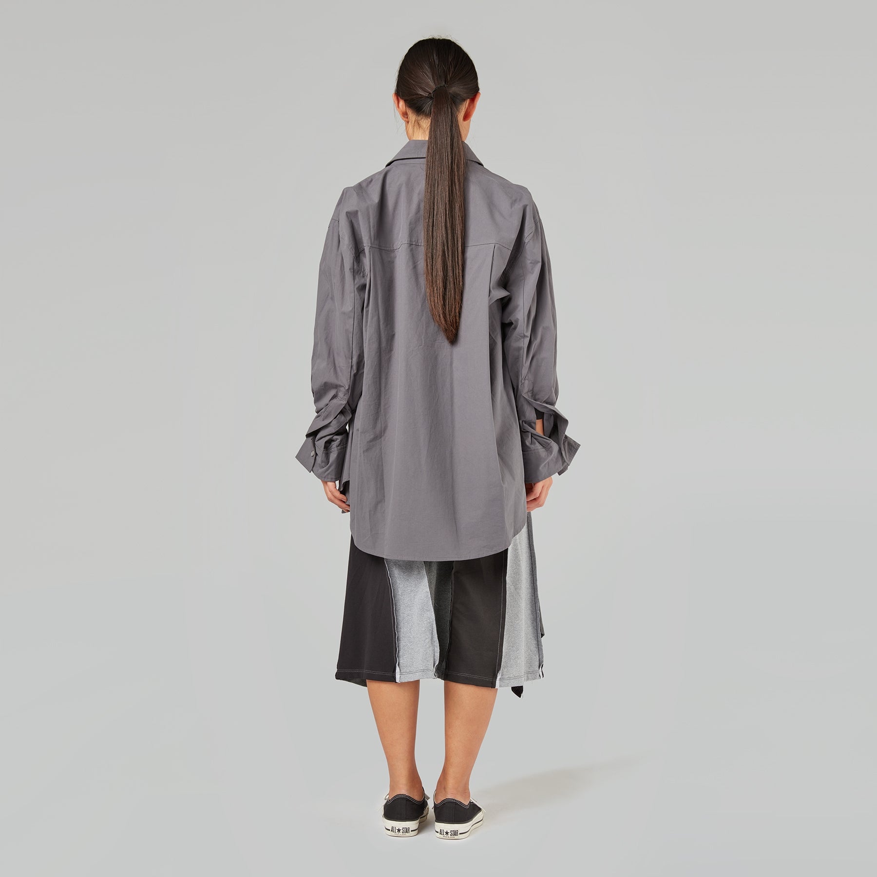 CAMICIA CON DETTAGLIO RIPIEGATO SUL POLSO