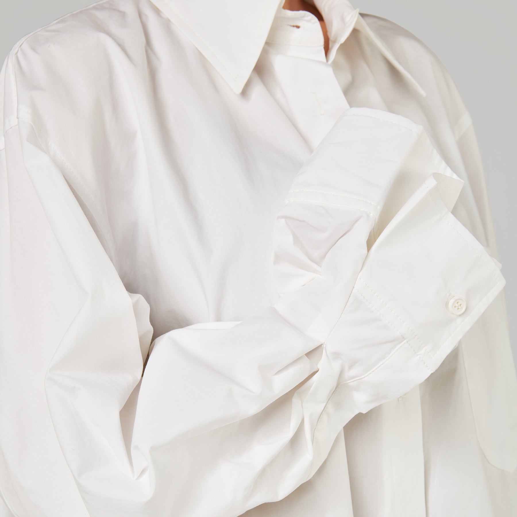 CAMICIA CON DETTAGLIO RIPIEGATO SUL POLSO