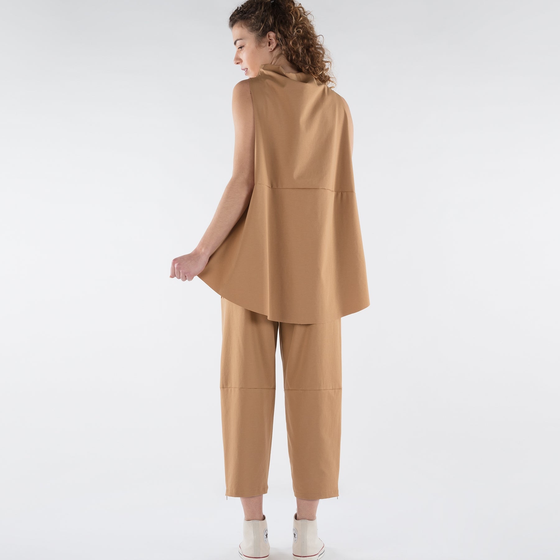 PANTS WITH ZIPPER DETAIL AT THE HEM