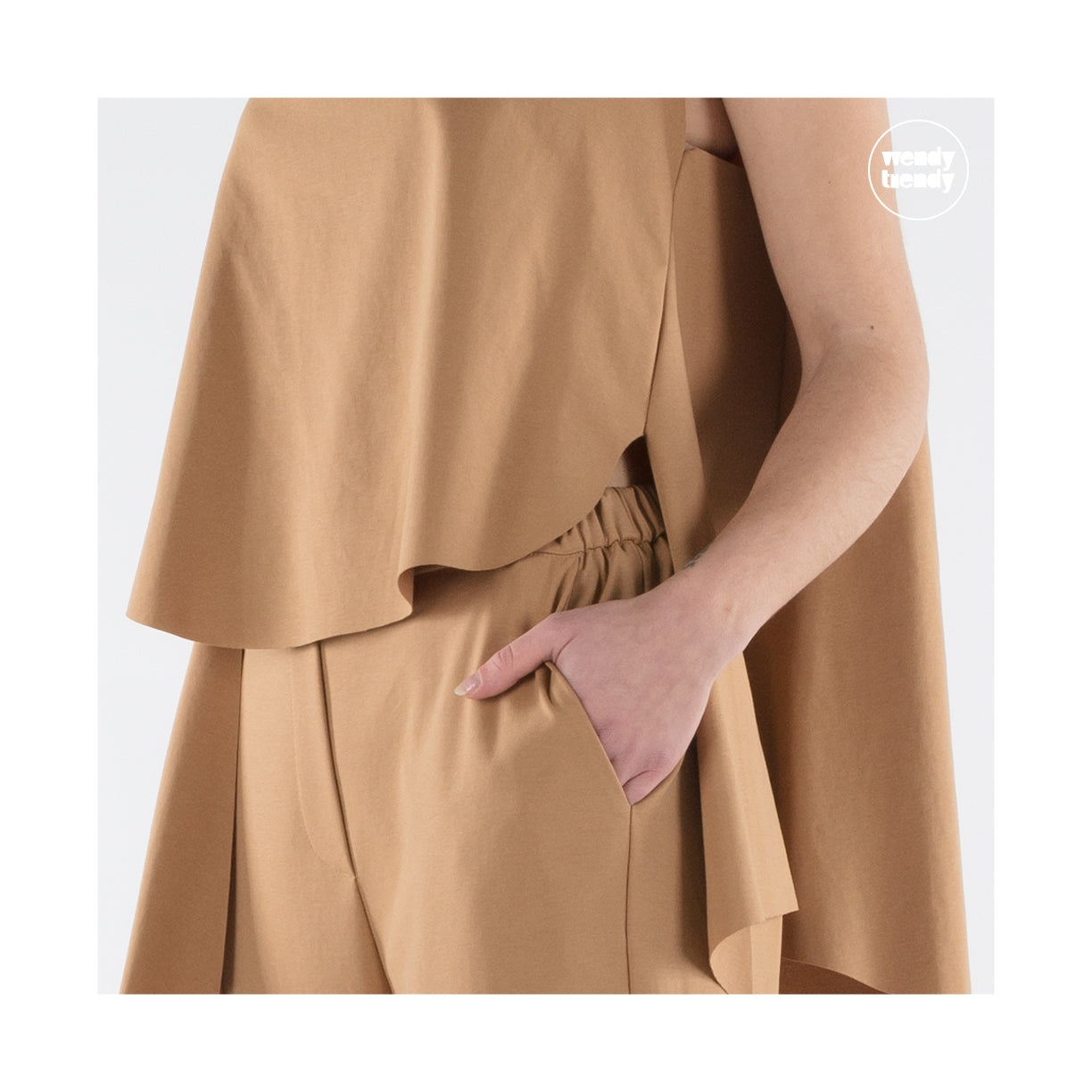 PANTS WITH ZIPPER DETAIL AT THE HEM