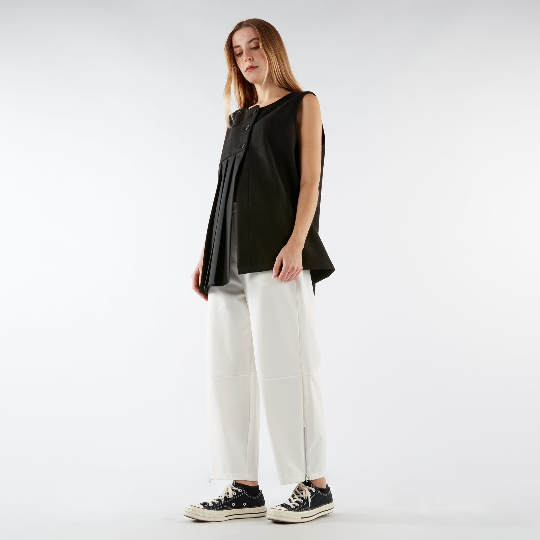 PANTS WITH ZIPPER DETAIL AT THE HEM