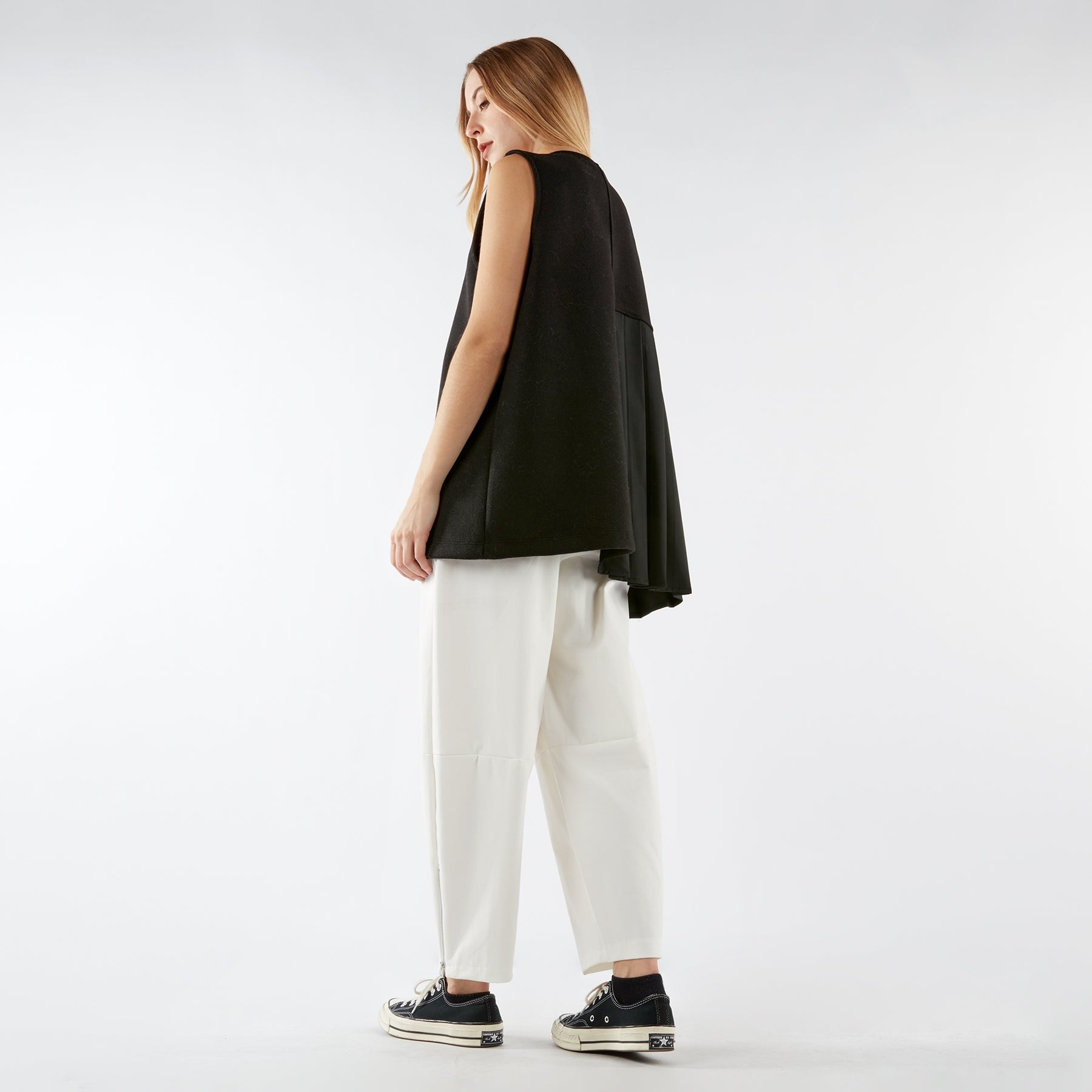 PANTS WITH ZIPPER DETAIL AT THE HEM