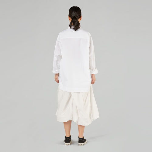 CAMISA CON ACCESORIOS EN EL CUELLO