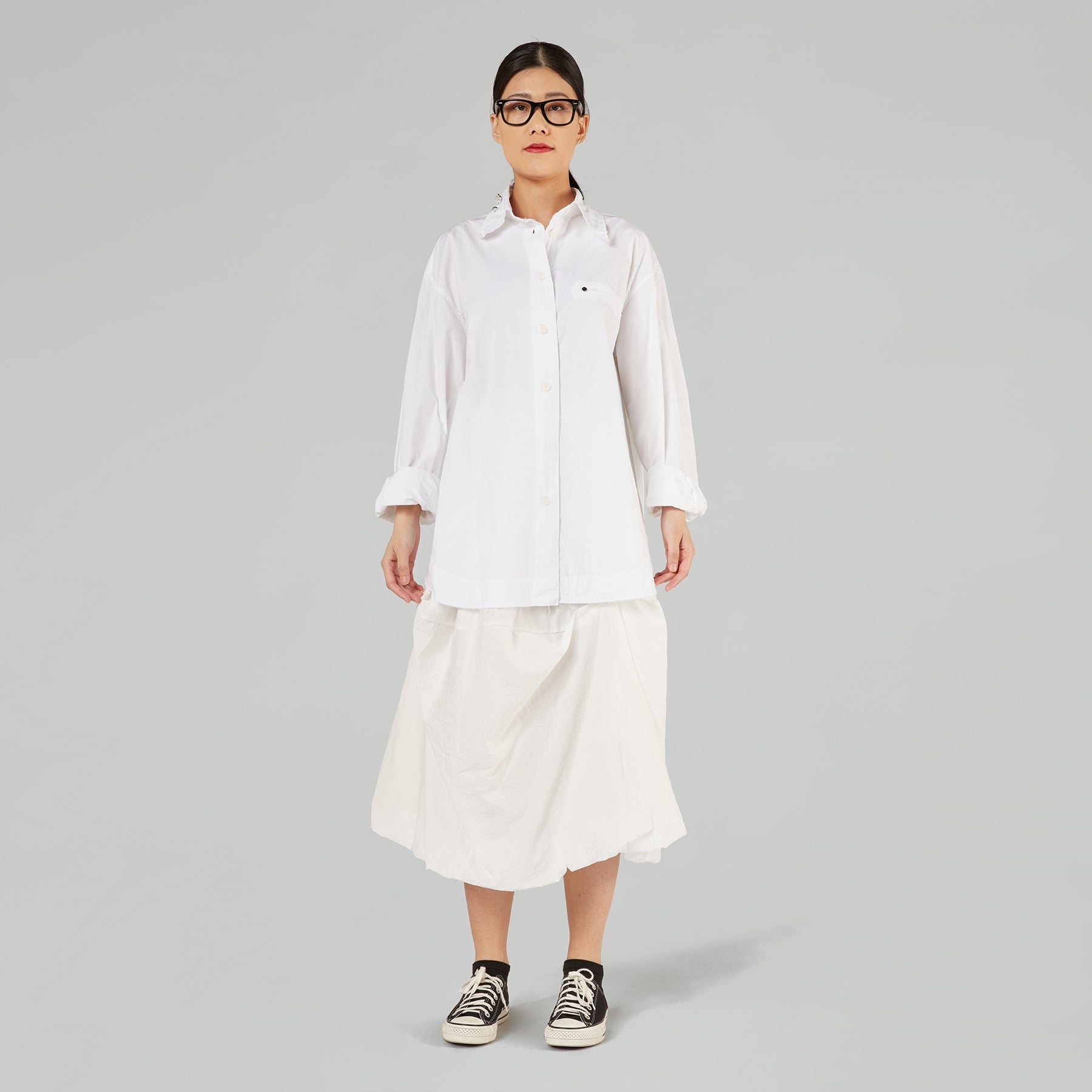 CAMISA CON ACCESORIOS EN EL CUELLO