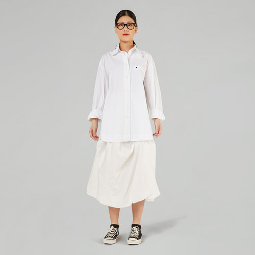 CAMISA CON ACCESORIOS EN EL CUELLO