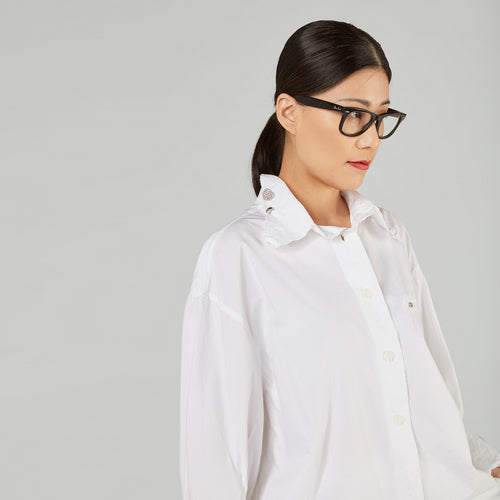 CAMISA CON ACCESORIOS EN EL CUELLO