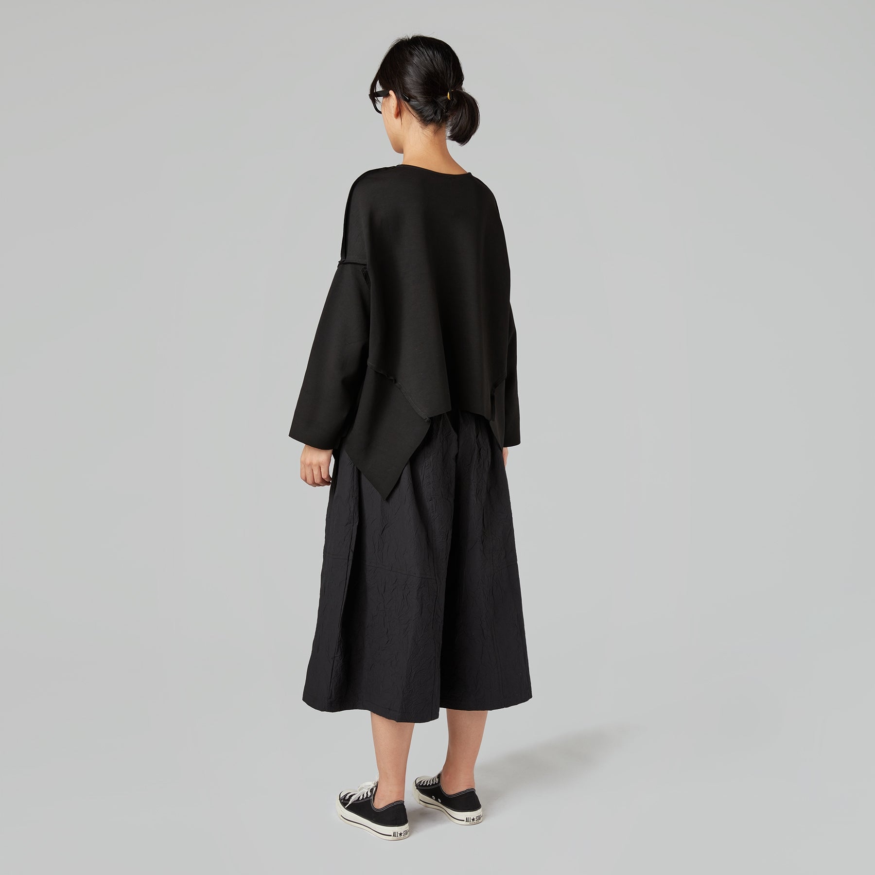 SWEAT-SHIRT NOIR EN MÉLANGE DE COTON AVEC EMPILAGES LATÉRAUX POINTUS