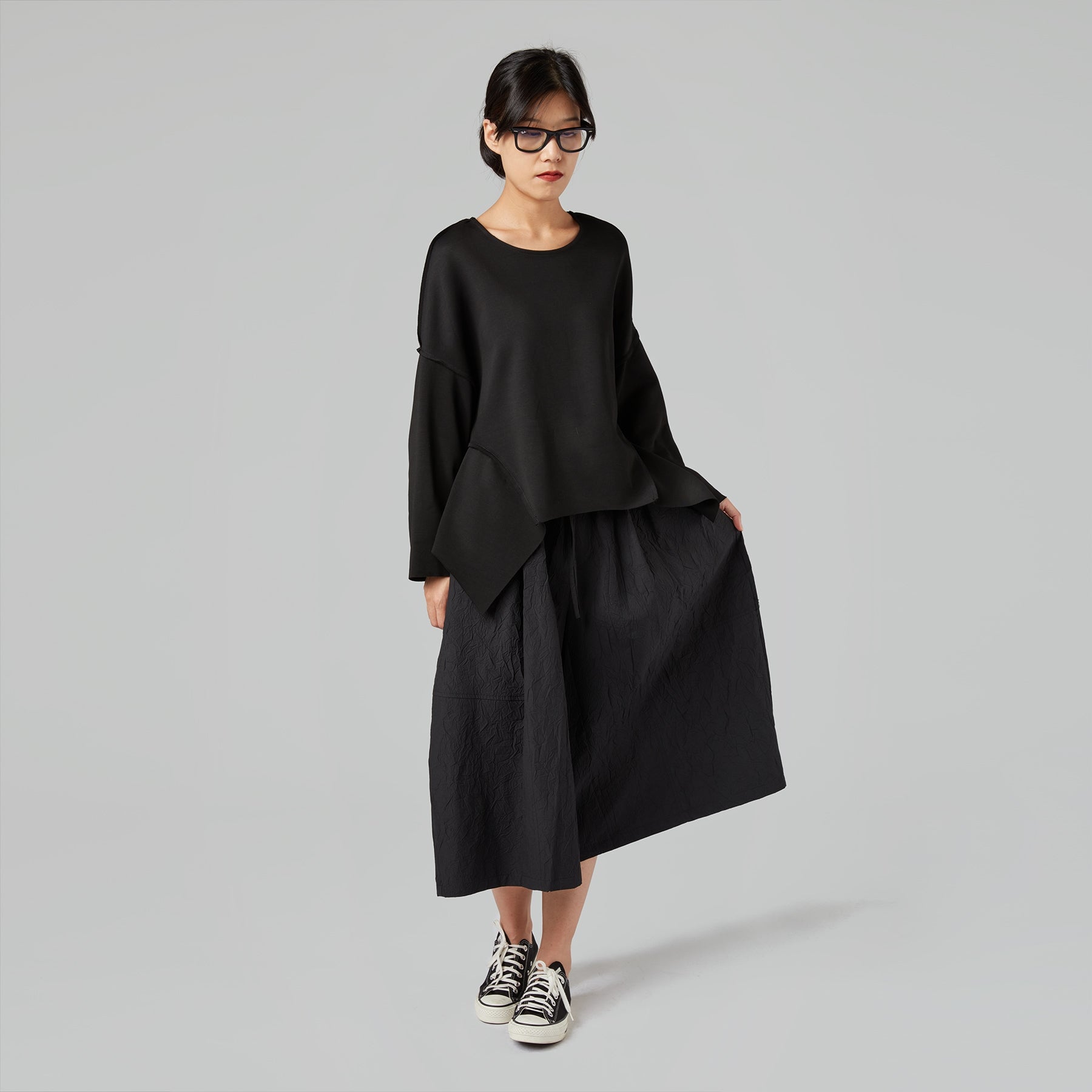 BLUZA Z BOCZNYMI WSTAWKAMI Z MIESZANKI BAWEŁNY W KOLORZE CZARNYM