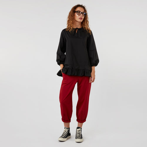 SPODNIE Z ZAKŁADKAMI PRZY KOSTCE CZERWONE