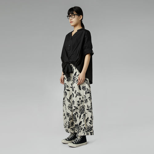 BLUSA CON SCOLLO A SCALETTA NERA