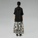 BLUSA CON SCOLLO A SCALETTA NERA