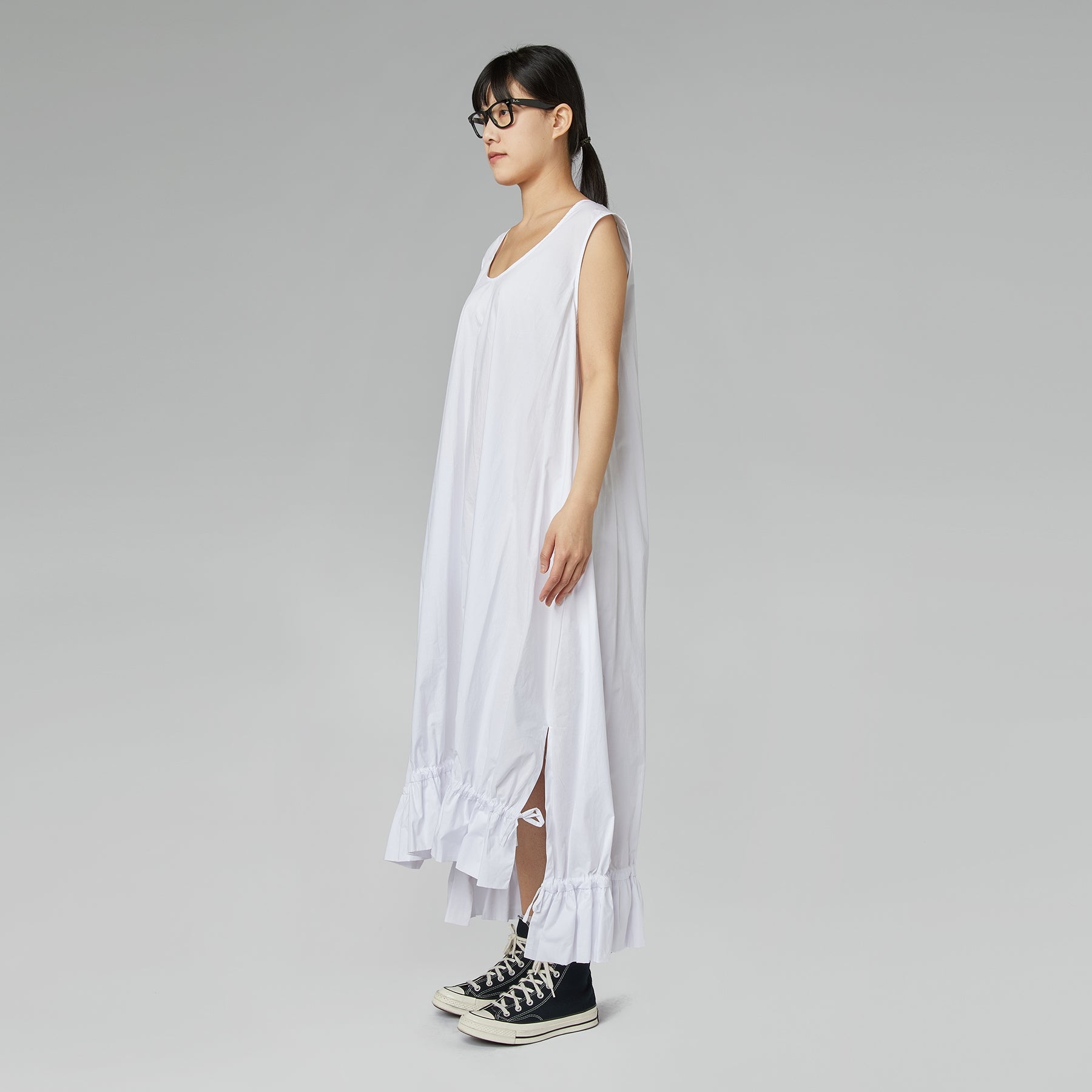 ROBE BLANCHE AVEC CORDON DE SERRAGE EN BAS