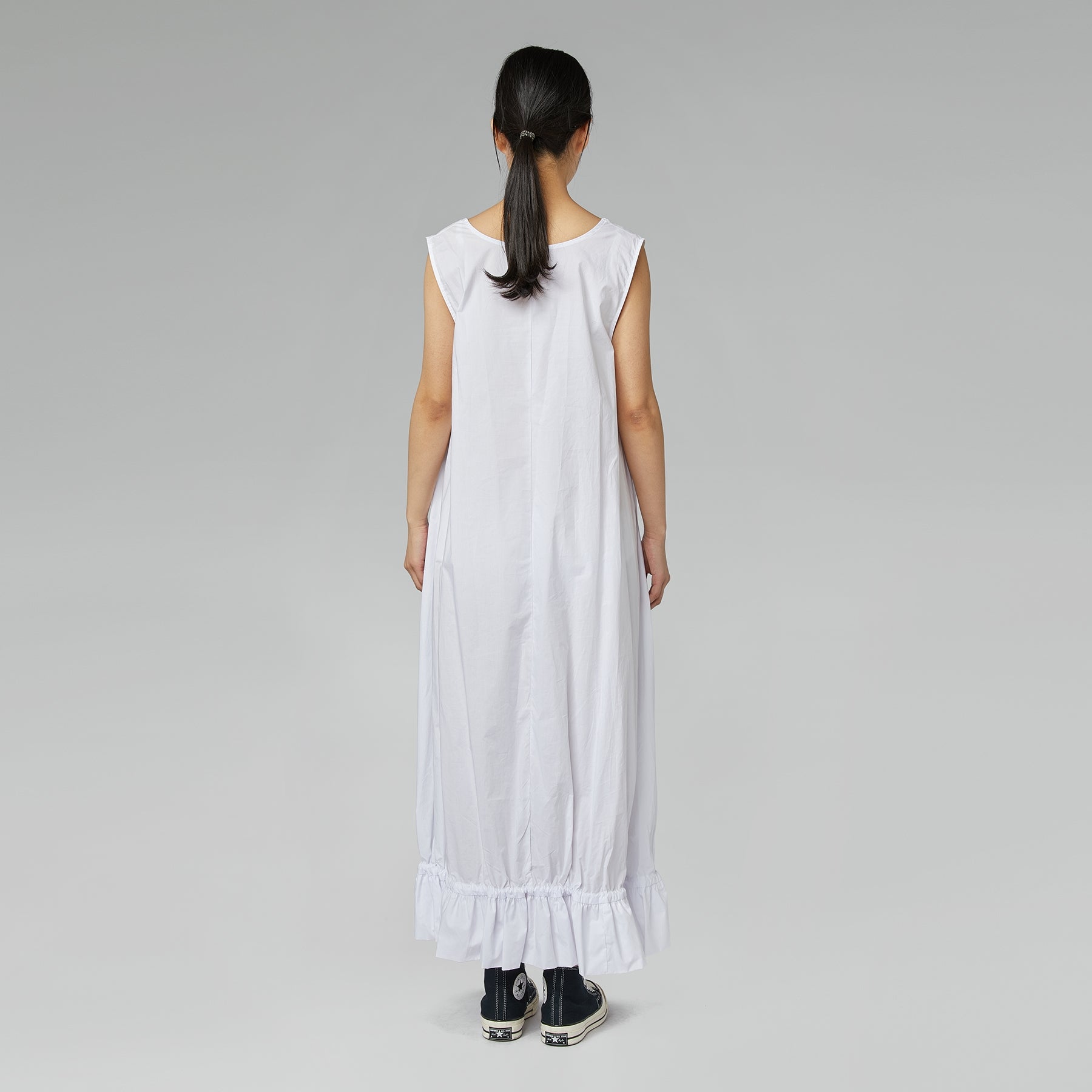 ROBE BLANCHE AVEC CORDON DE SERRAGE EN BAS