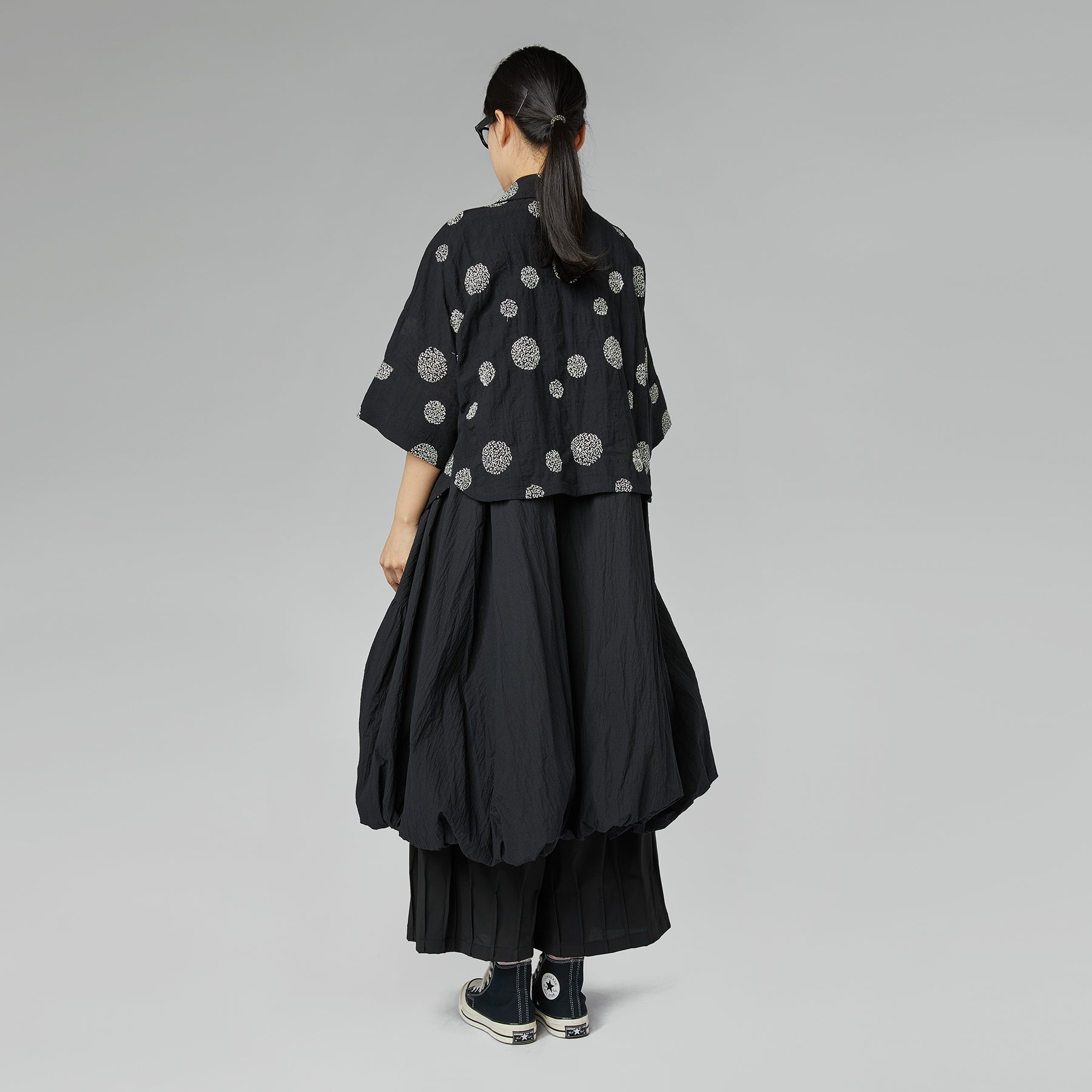 CAMICIA NERA CON DISEGNO IN RILIEVO