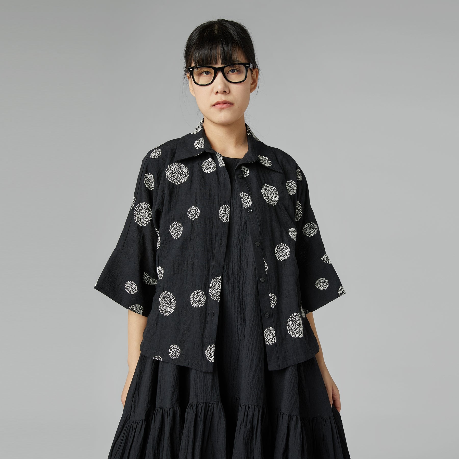 CAMICIA NERA CON DISEGNO IN RILIEVO