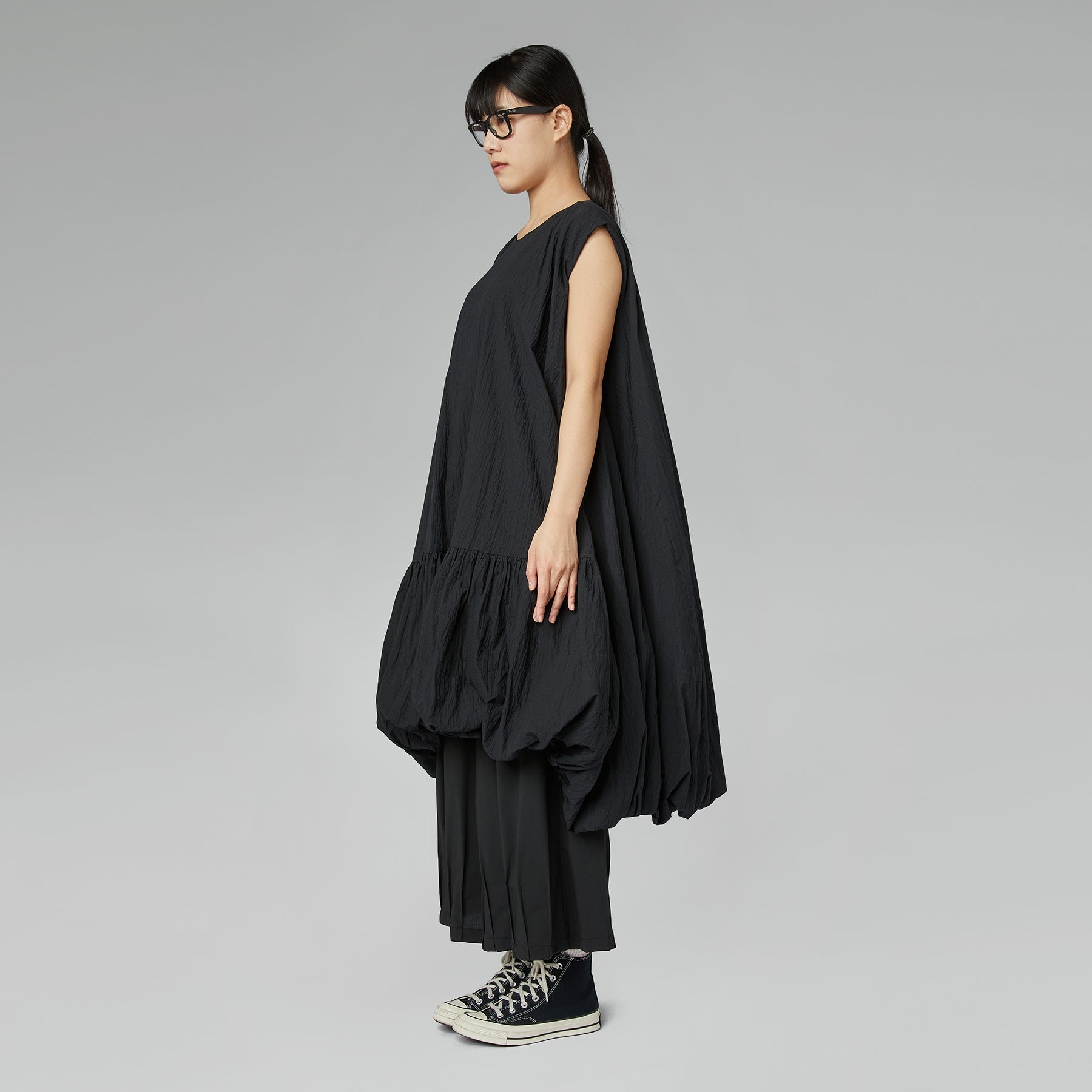 ROBE NOIRE À VOLANTS BALLONS