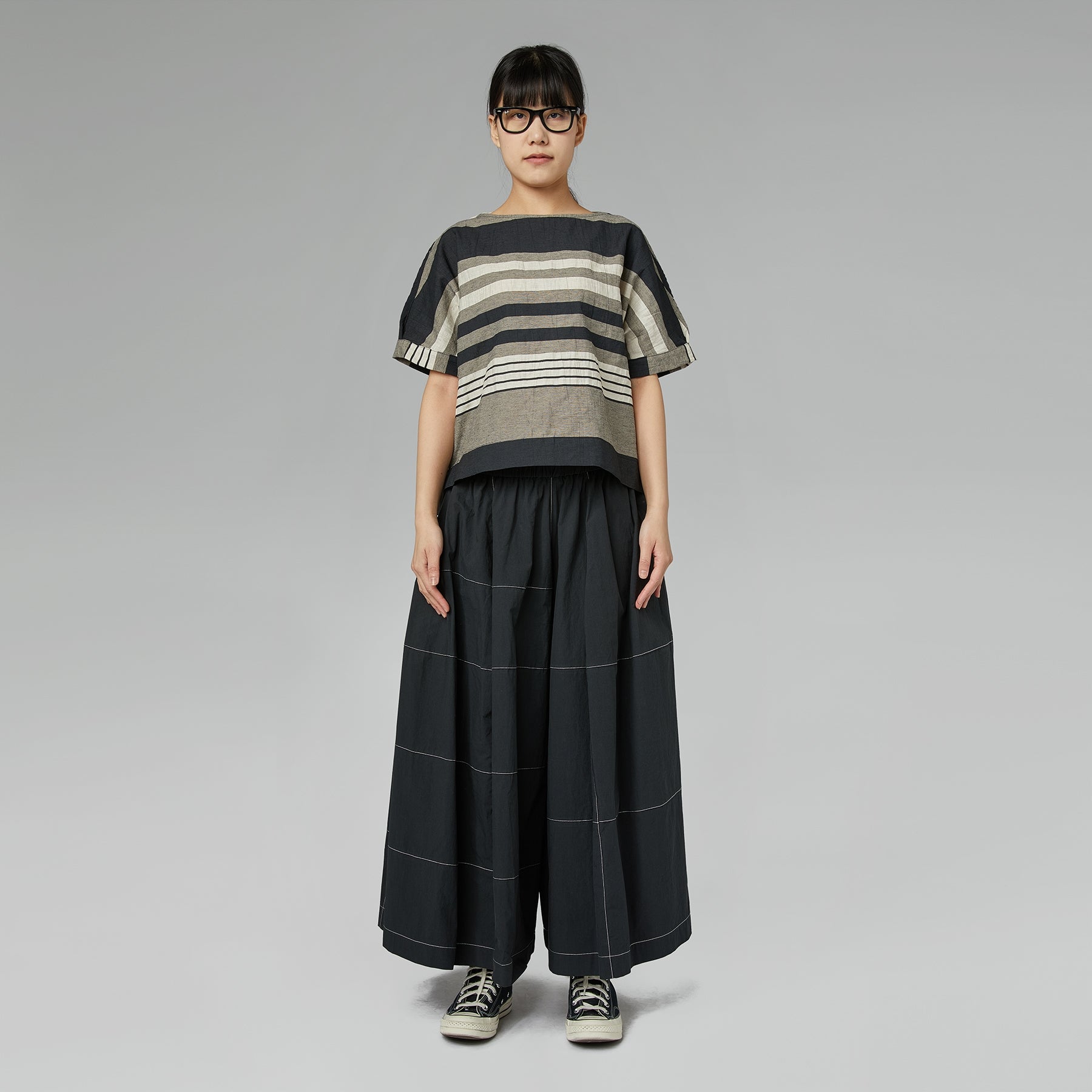 PANTALONI NERI AMPI CON CUCITURE A CONTRASTO