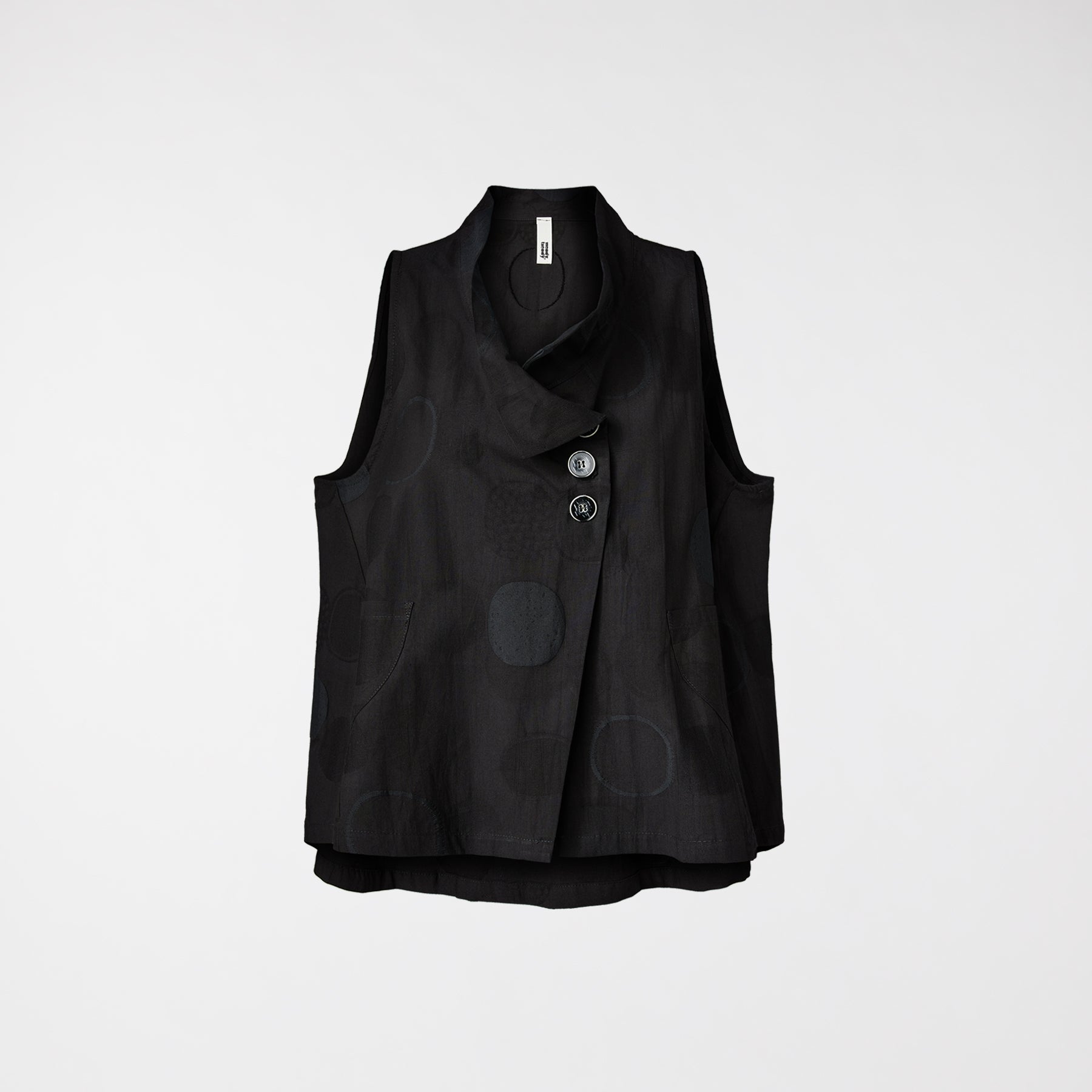 TOP DE LUNARES CON CUELLO DE COPA NEGRO