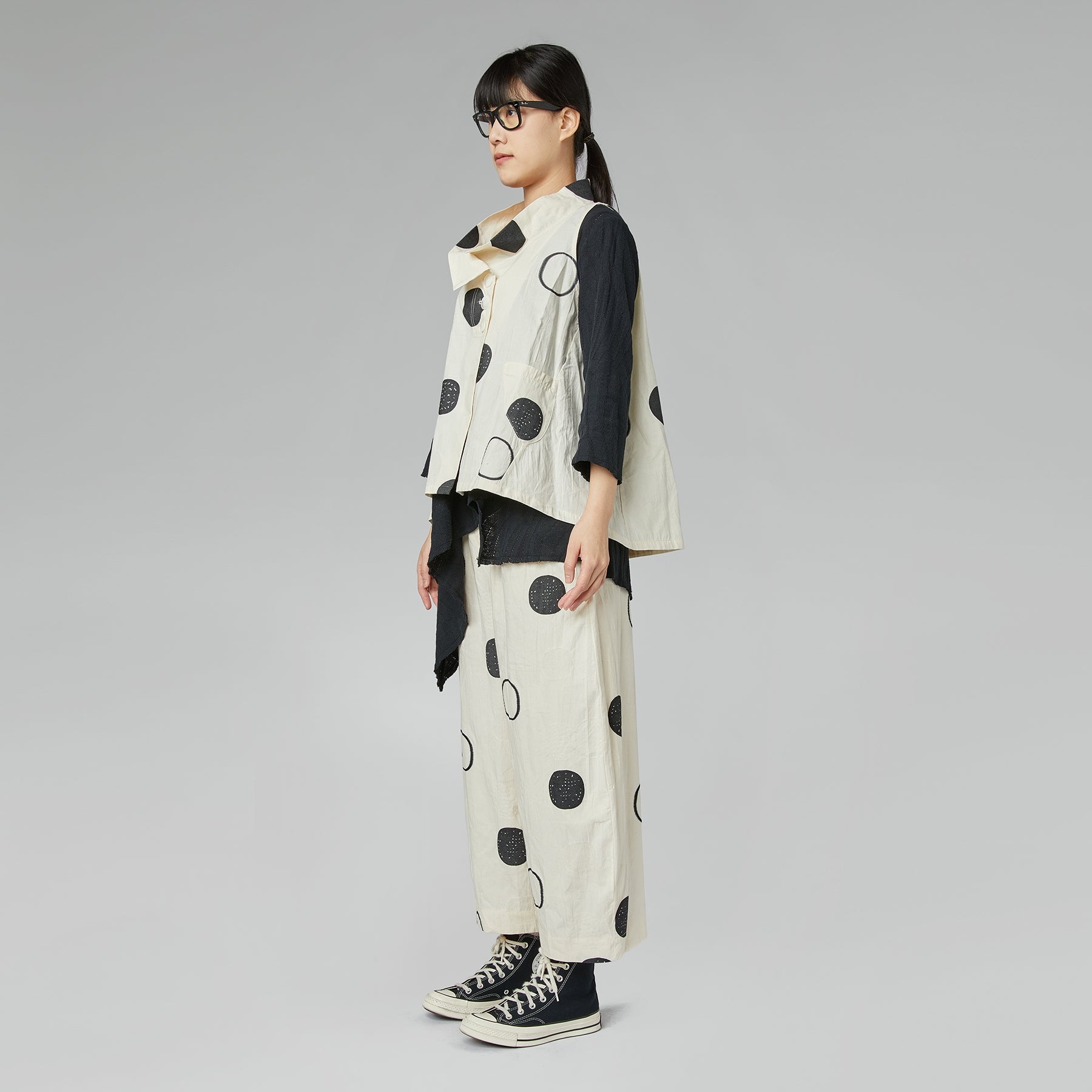 TOP W GROSZKI Z KOŁNIERZYKIEM MISKOWYM CZARNY