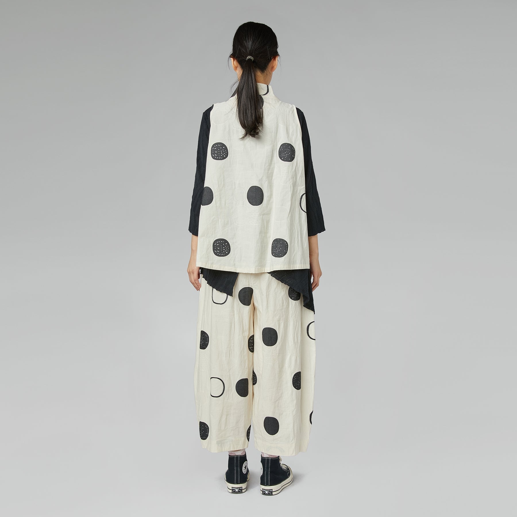 TOP W GROSZKI Z KOŁNIERZYKIEM MISKOWYM CZARNY