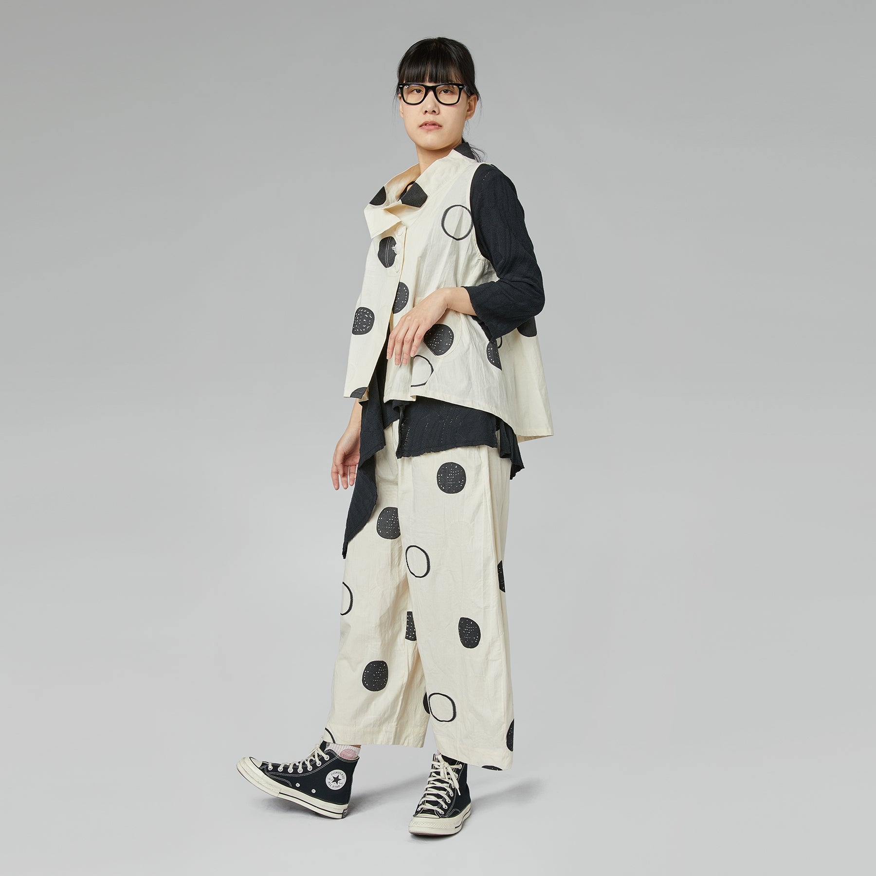 TOP W GROSZKI Z KOŁNIERZYKIEM MISKOWYM CZARNY