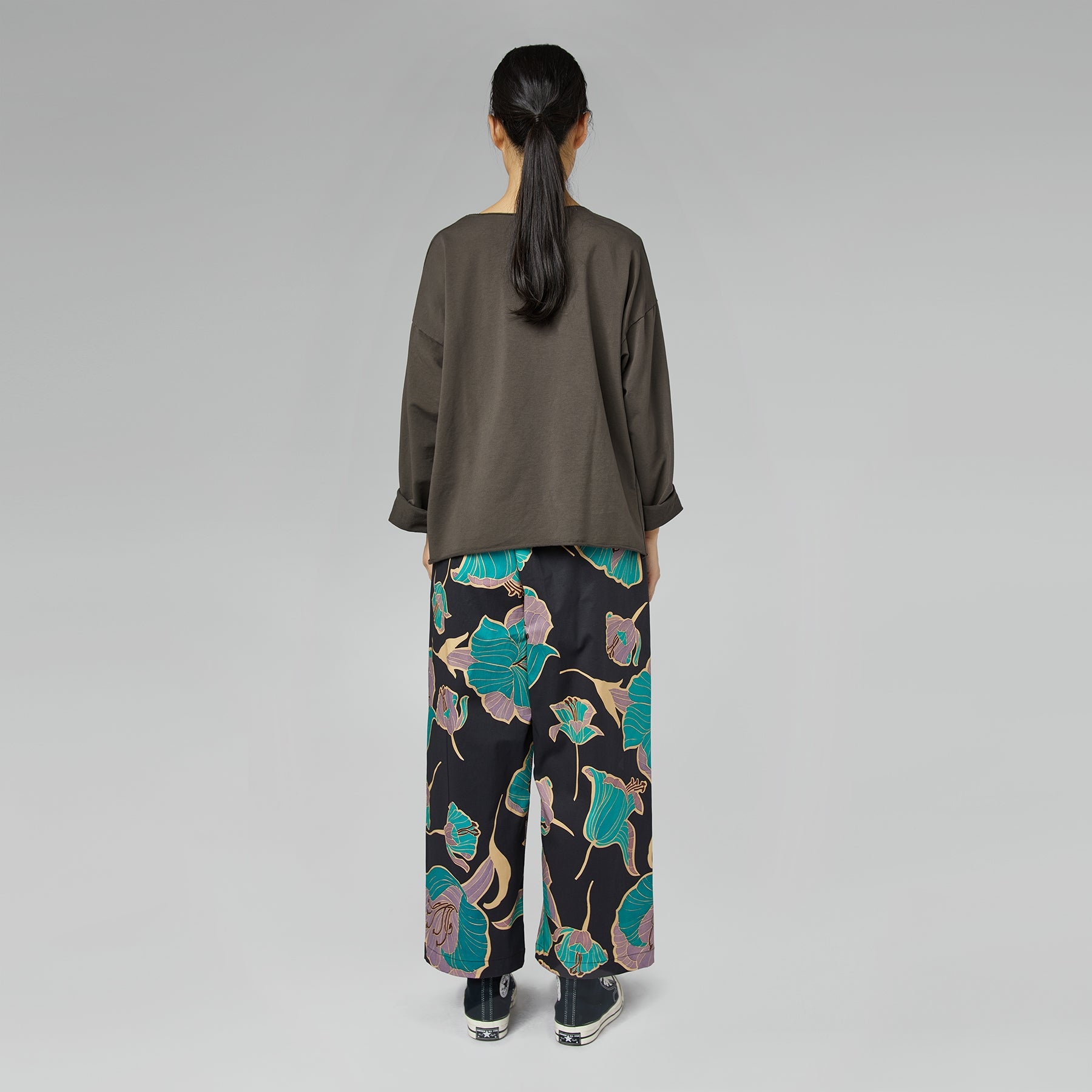 SPODNIE Z NADRUKIEM KWIATOWYM