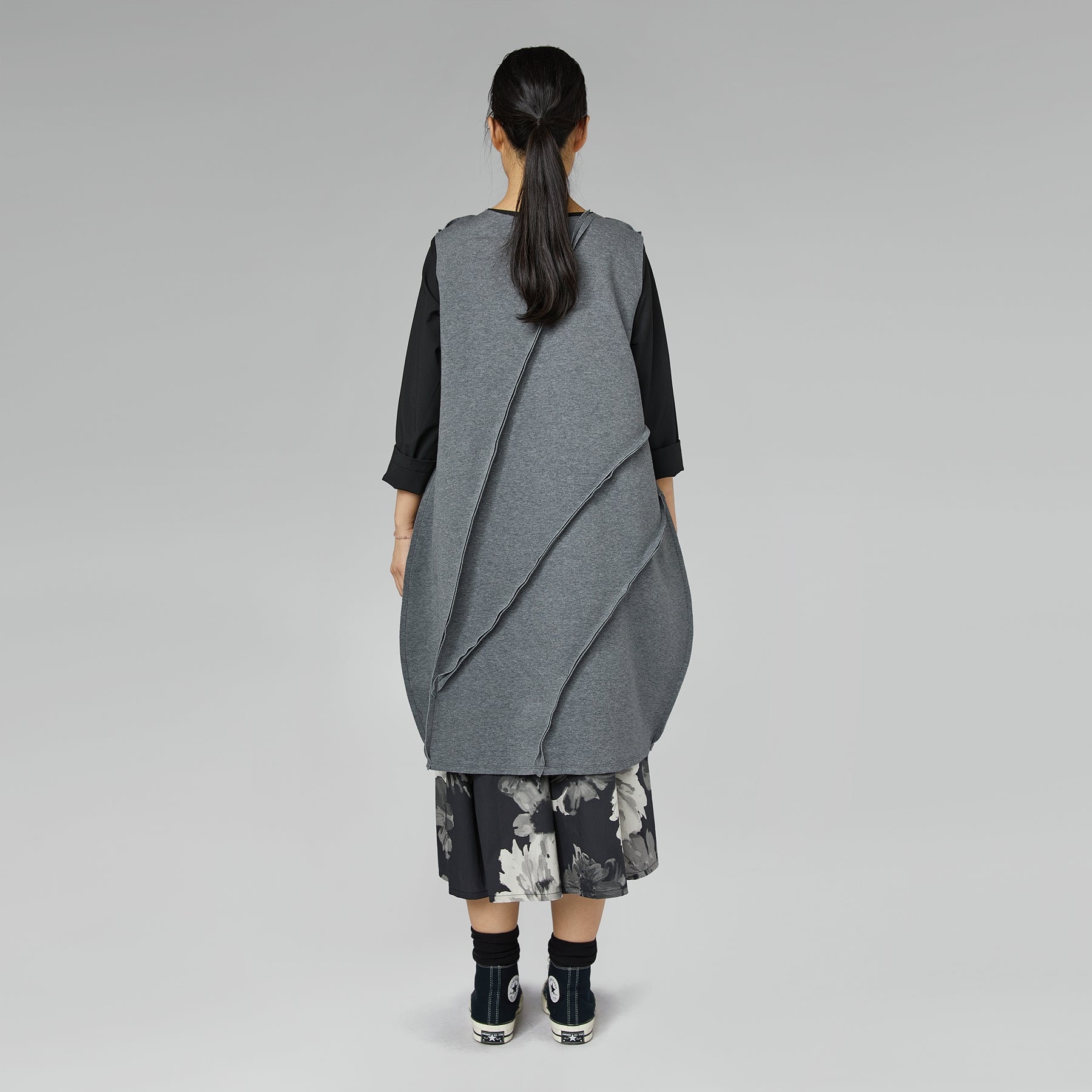 BALLOON DRESS WITH EXTERNAL STITCHING BLACK