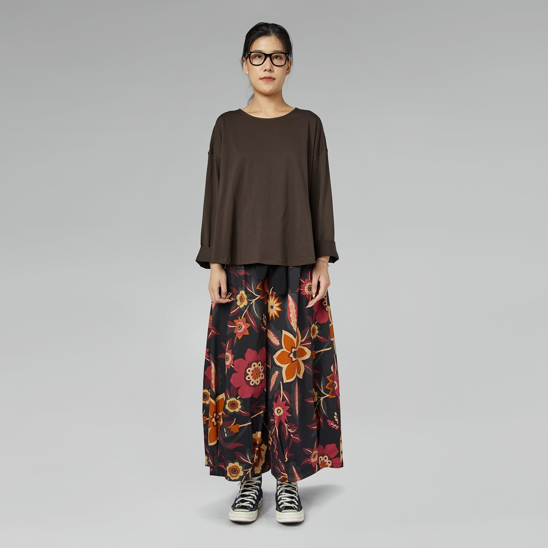 T-SHIRT CON PIEGHE SUL RETRO MARRONE