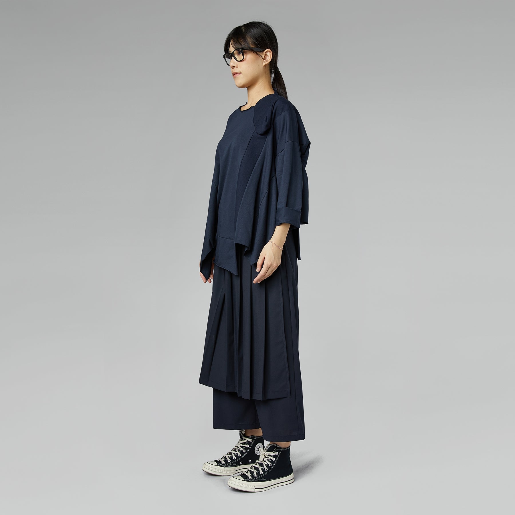 BLUZKA Z DZIANINOWYMI DETALAMI NIEBIESKA