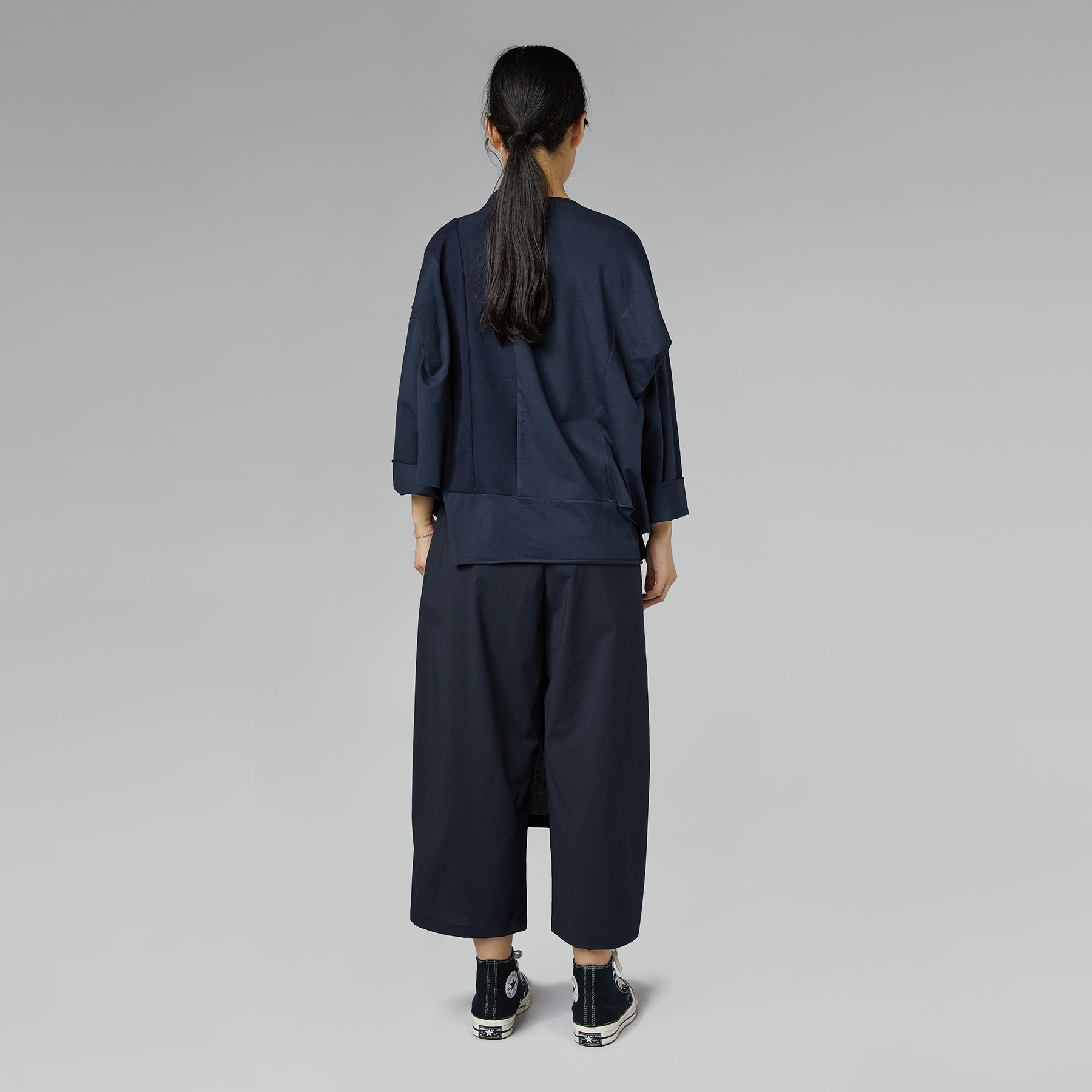 BLUZKA Z DZIANINOWYMI DETALAMI NIEBIESKA