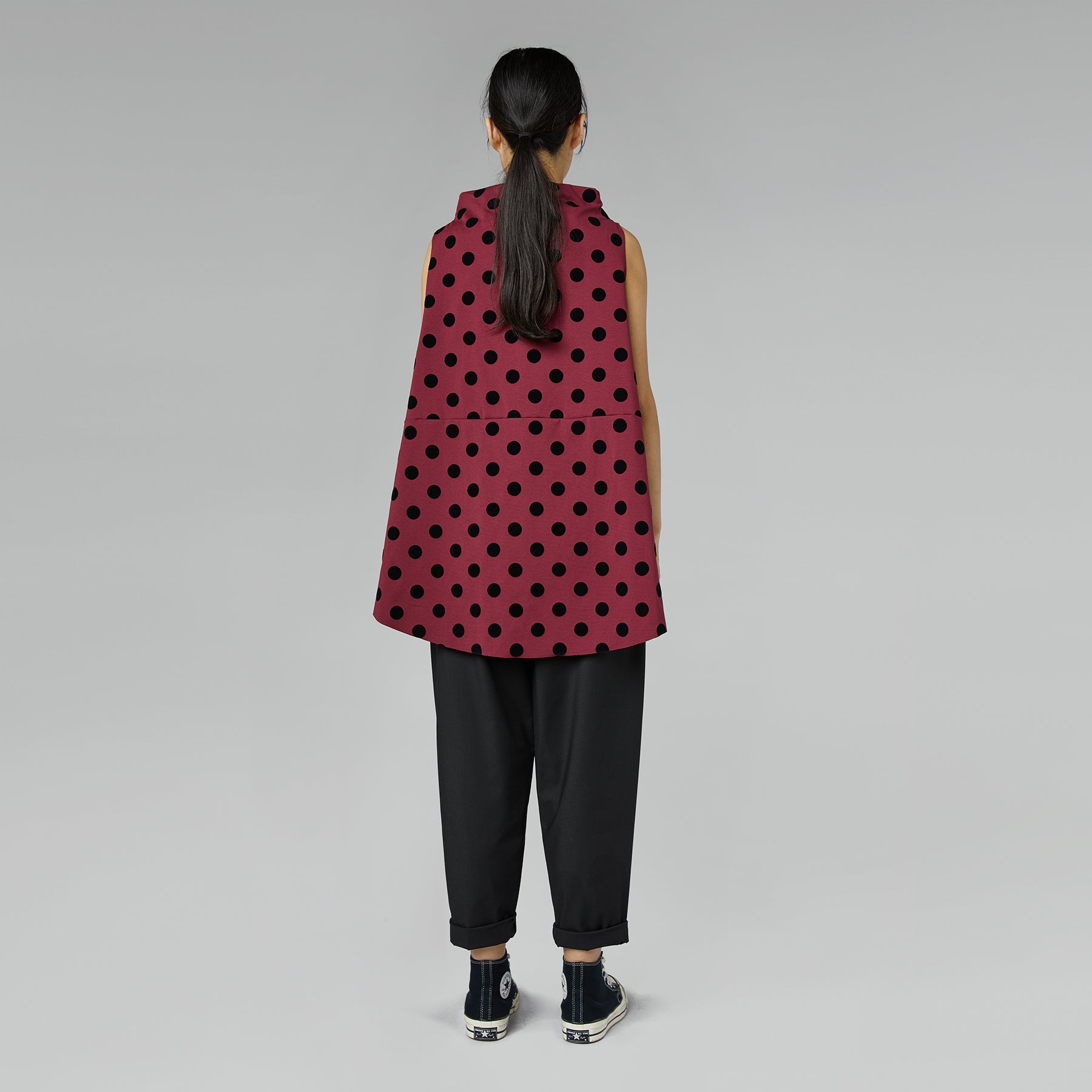 Spodnie z mieszanki wiskozy z zakładkami w kolorze szarym