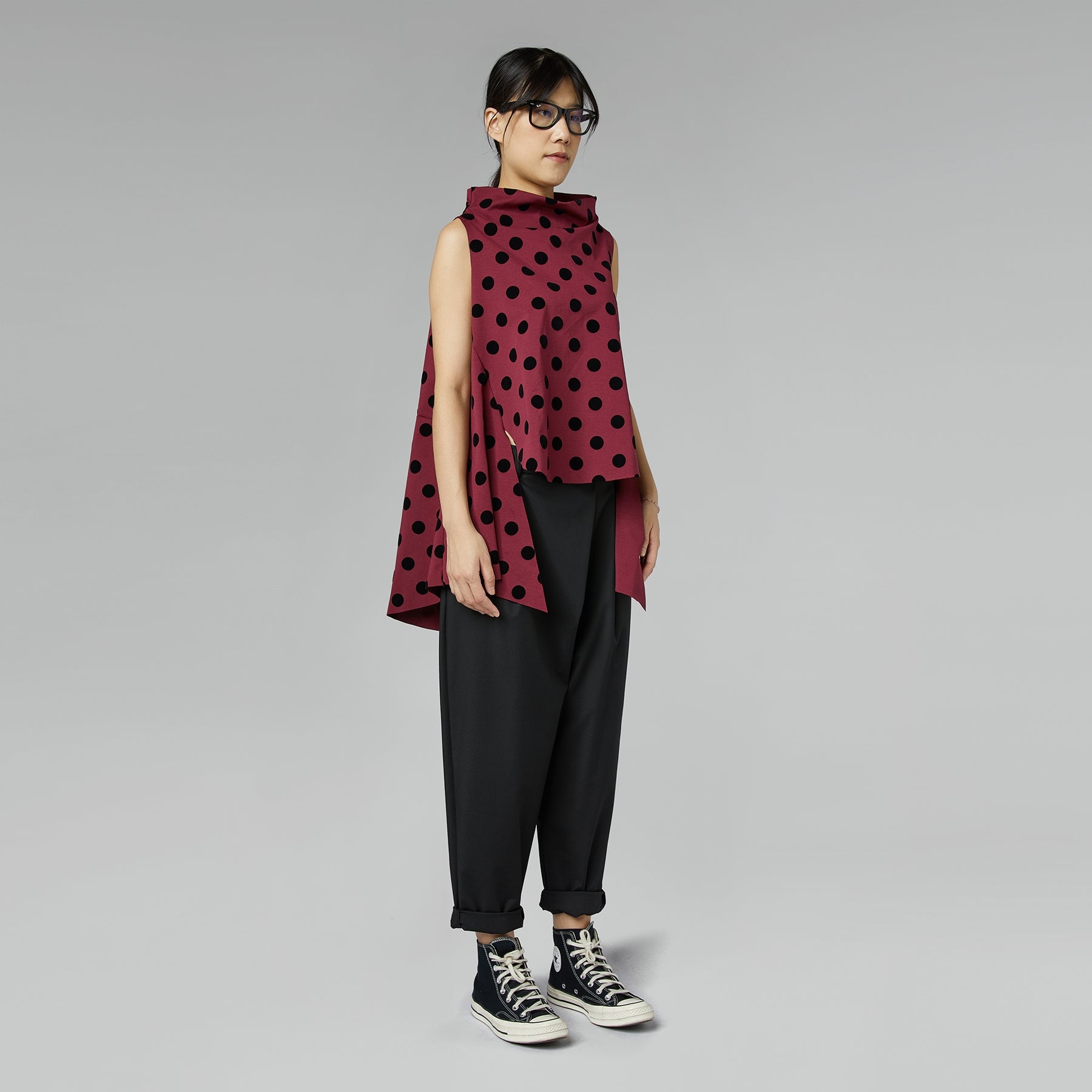 Spodnie z mieszanki wiskozy z zakładkami w kolorze szarym