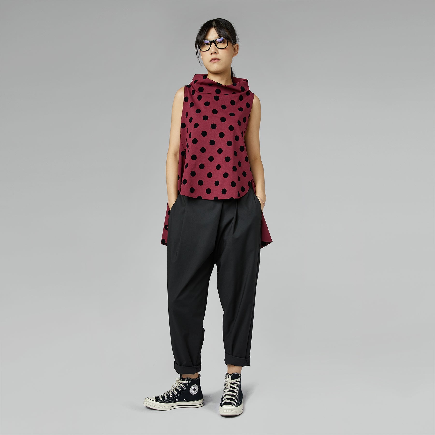 Spodnie z mieszanki wiskozy z zakładkami w kolorze szarym