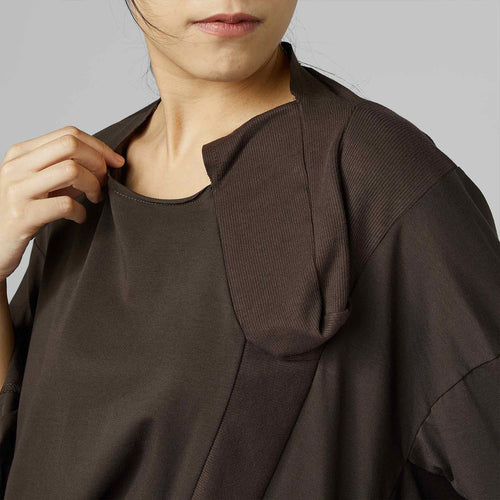 BLUZKA Z DZIANINOWYMI DETALAMI BRĄZOWA