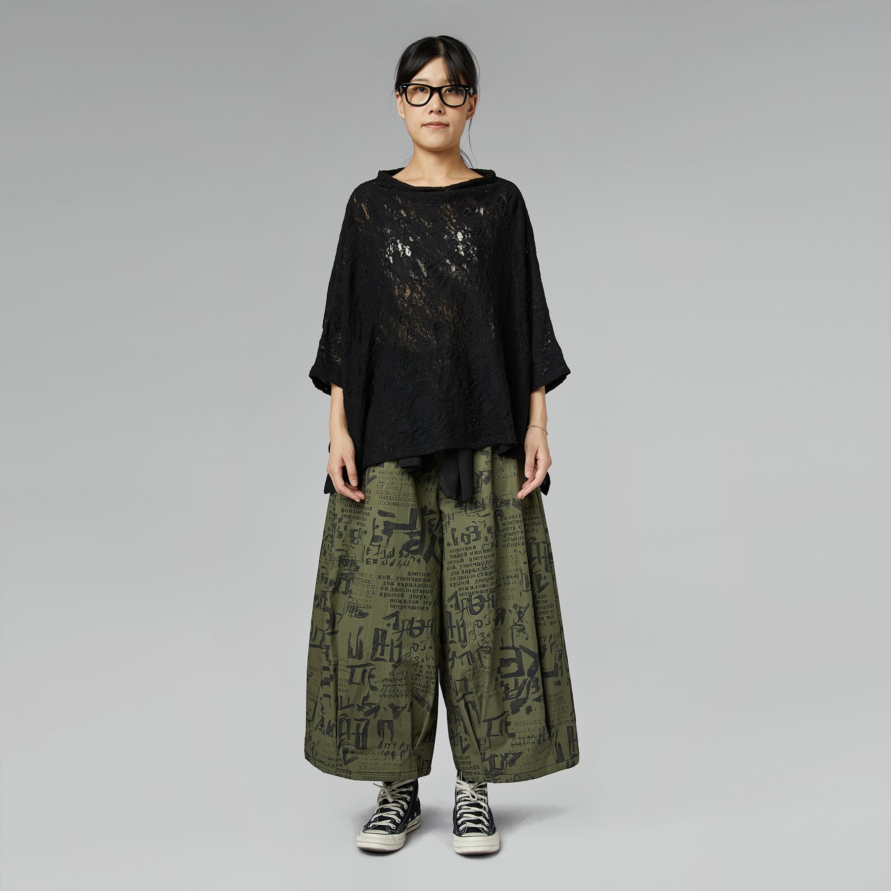 PANTALONES CON ESTAMPADO DE LETRAS