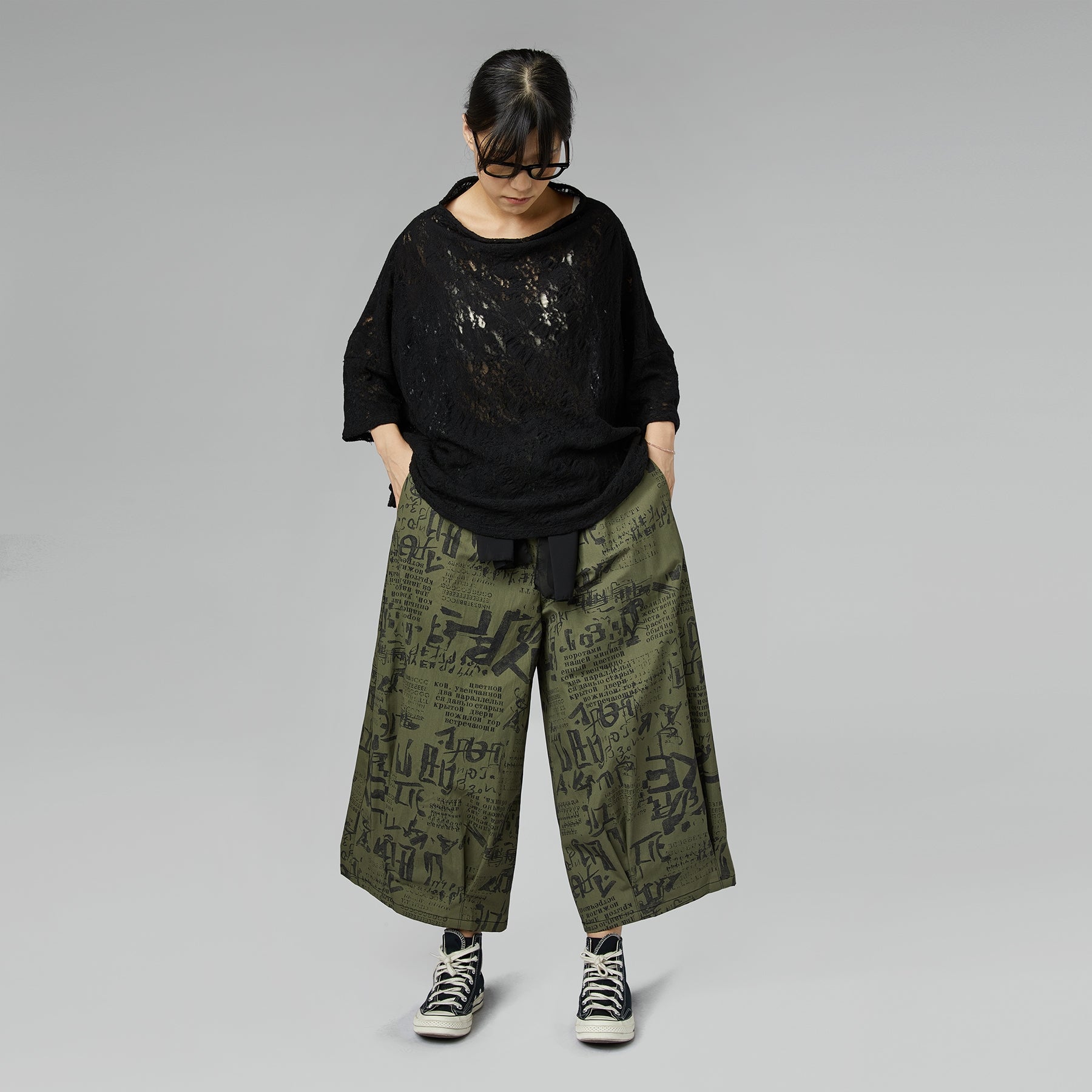 SPODNIE Z NADRUKIEM NAPISÓW