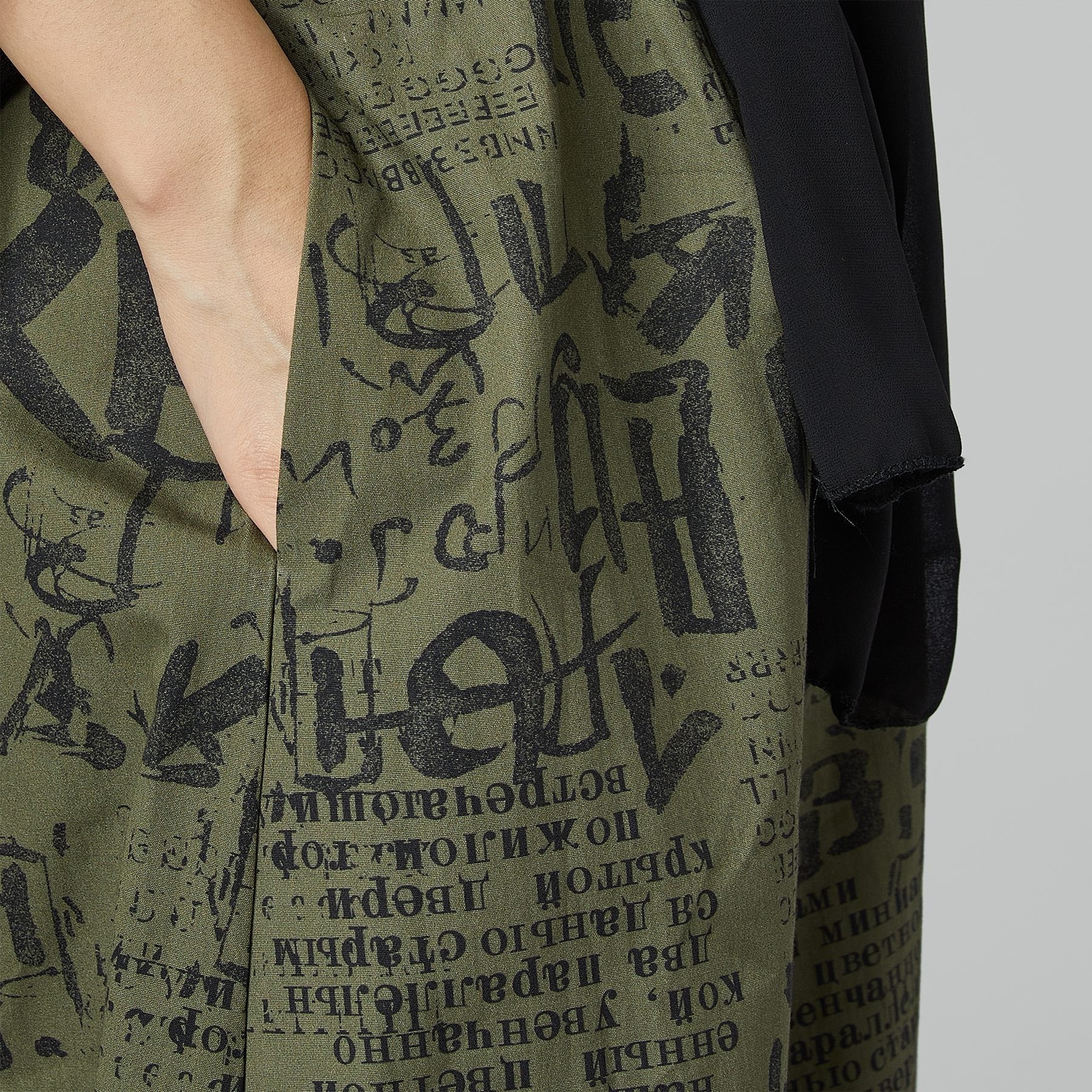 SPODNIE Z NADRUKIEM NAPISÓW