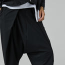 PANTALONES CROPPED CON PLIEGUES GRIS