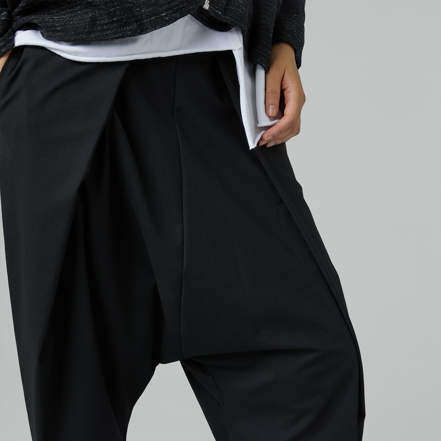 PANTALONES CROPPED CON PLIEGUES GRIS