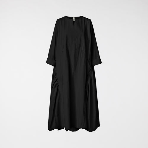 ABITO CON DETTAGLIO PIEGHE NERO