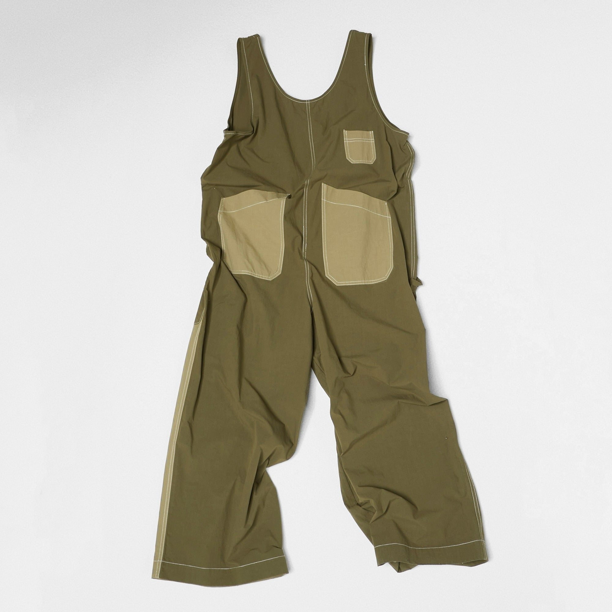 ABITO CON TASCHE A CONTRASTO