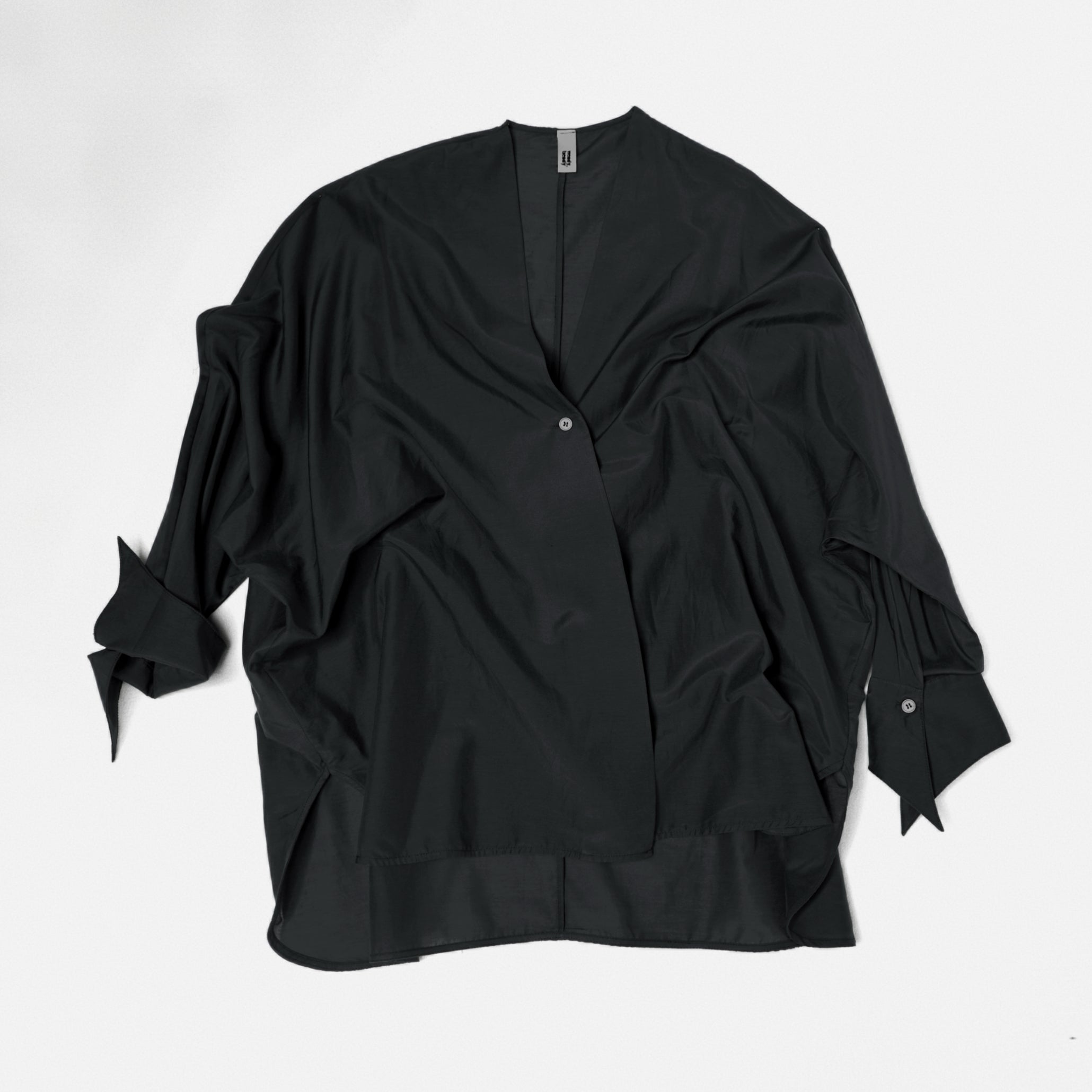 CAMICIA SCOLLO A V SEMI-TRASPARENTE NERA