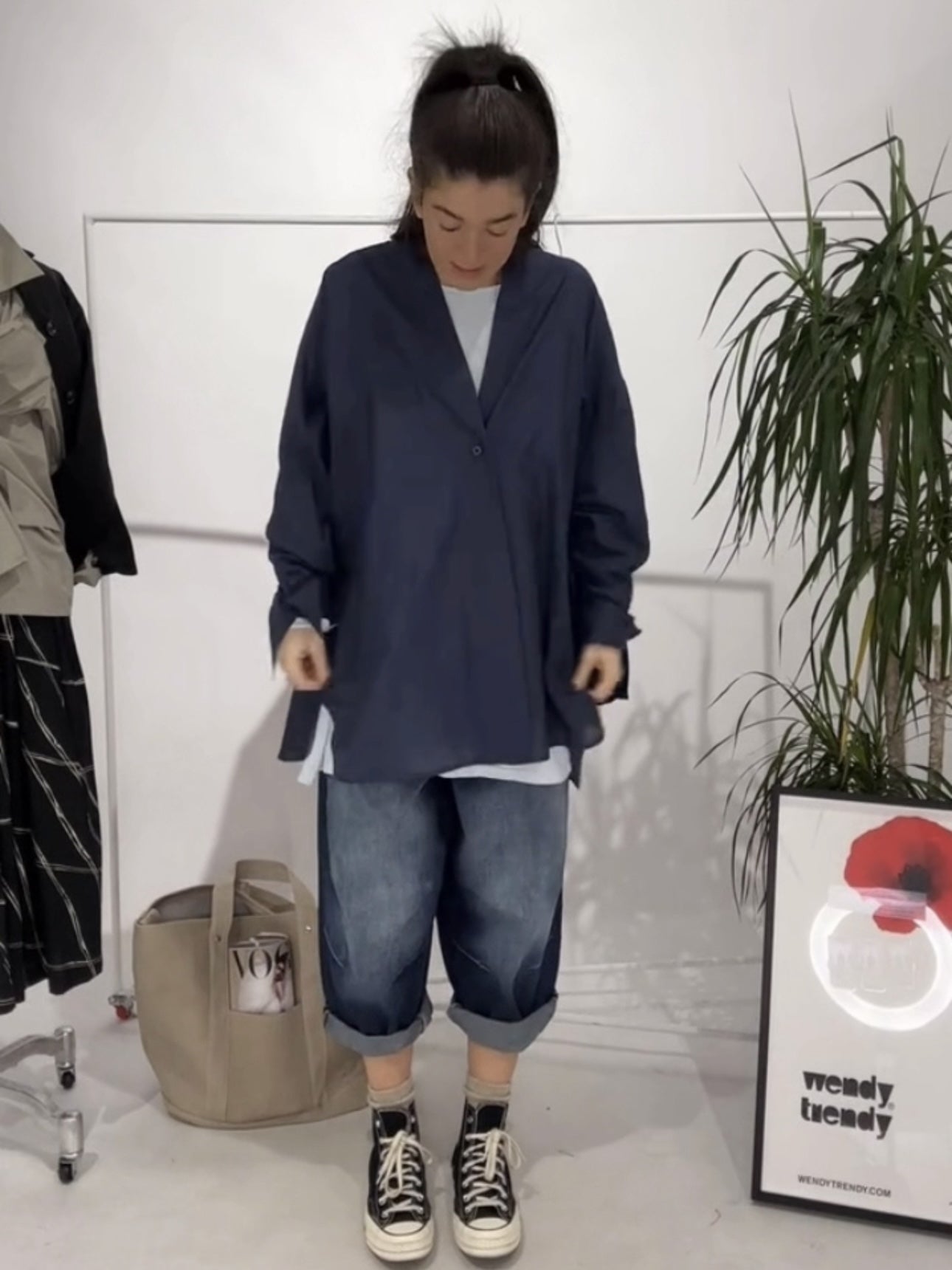 CAMICIA SCOLLO A V SEMI-TRASPARENTE NERA