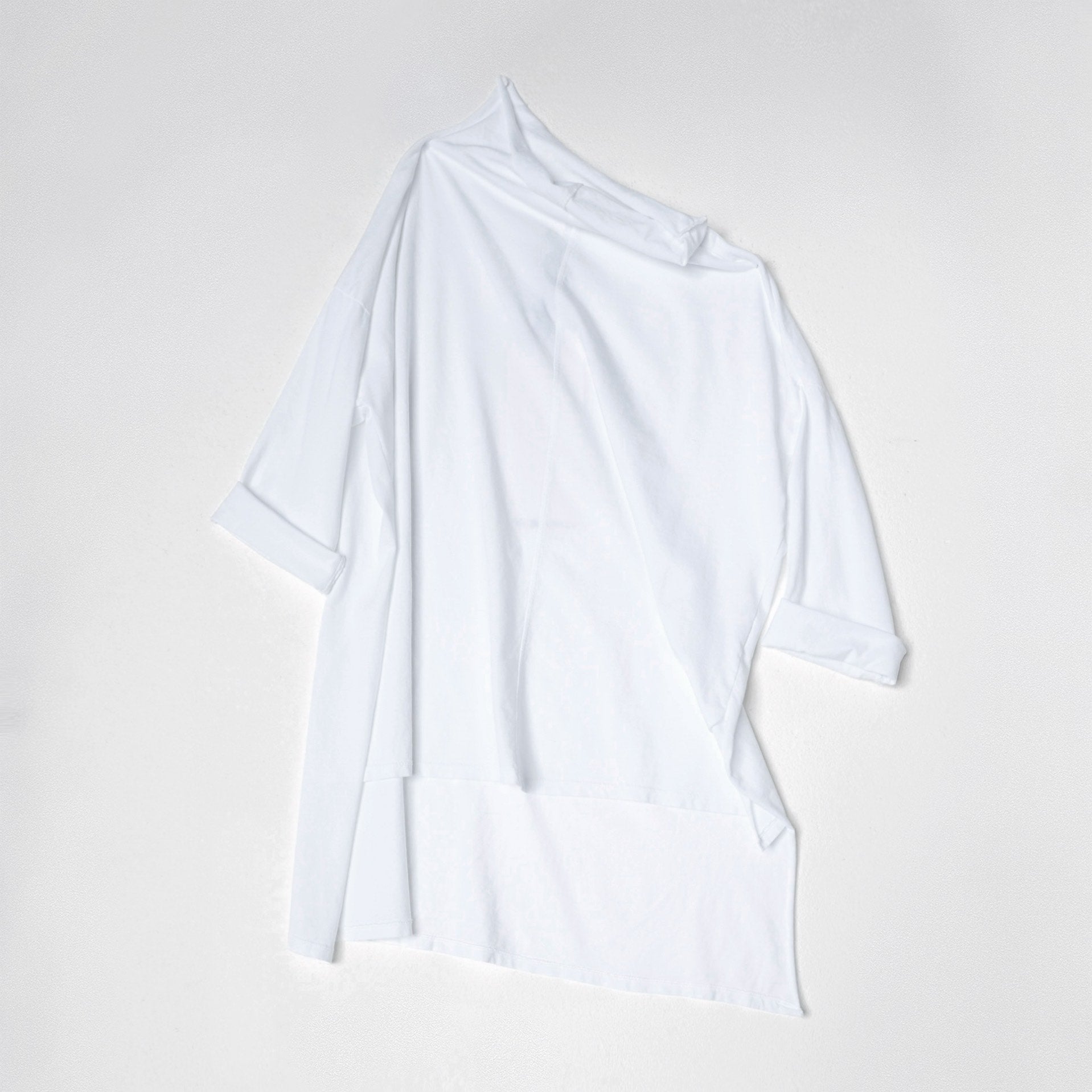 T-SHIRT CON COLLETTO BIANCO